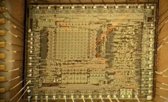 40 多年前的“未来科技”：1977 年的惠普电脑惊藏神秘透明芯片