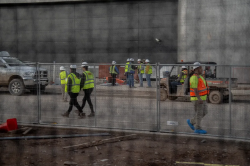 △ 建筑工人在台积电凤凰城厂房工作(图自台媒)