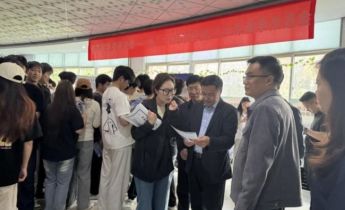 校领导深入电子与物联网学院双选会现场指导毕业生就业工作