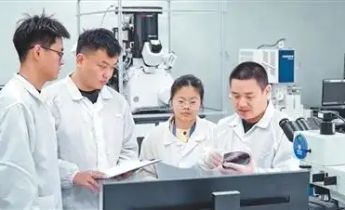 潜心研究“啃硬骨头”，他带领团队攻坚AI芯片散热