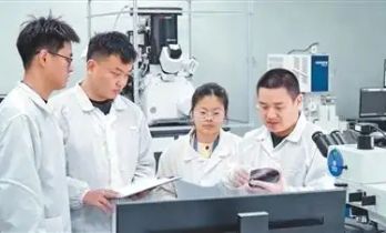 潜心研究“啃硬骨头”，他带领团队攻坚AI芯片散热