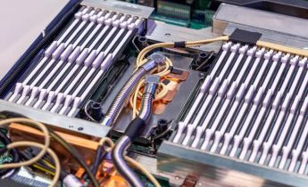 英伟达新一代液冷机柜亮相，搭载72颗Rubin GPU